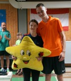 Uebergabe-von-Knautschi-an-Mira-Kraul