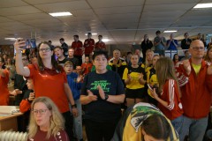 Spieler-Betreuer-und-Schlachtenbummler