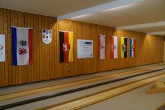 Fahnenschmuck-in-der-Halle-scaled Fahnenschmuck-in-der-Halle-scaled