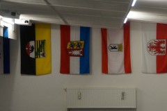 Fahnenschmuck-in-der-Halle