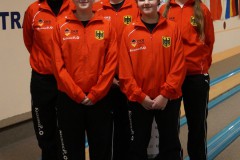 Betreuerin-und-Spielerinnen