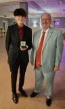 Medaille-fuer-den-ersten-Einsatz-in-der-Nationalmannschaft-Charlotte-Knels